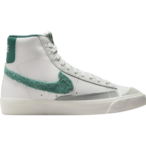 Nike Blazer Mid '77 Summit White Phantom Light Pumice Bicoastal (GS) Nike Blazer Mid '77 Summit White Phantom Light Pumice Bicoastal (GS) - FZ1158-100 - Acquista su Shoes Clothing Store